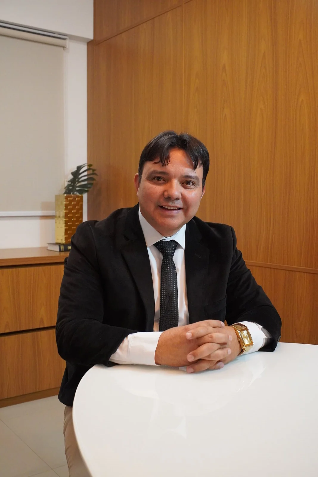 Moisés de Oliveira em ambiente de trabalho