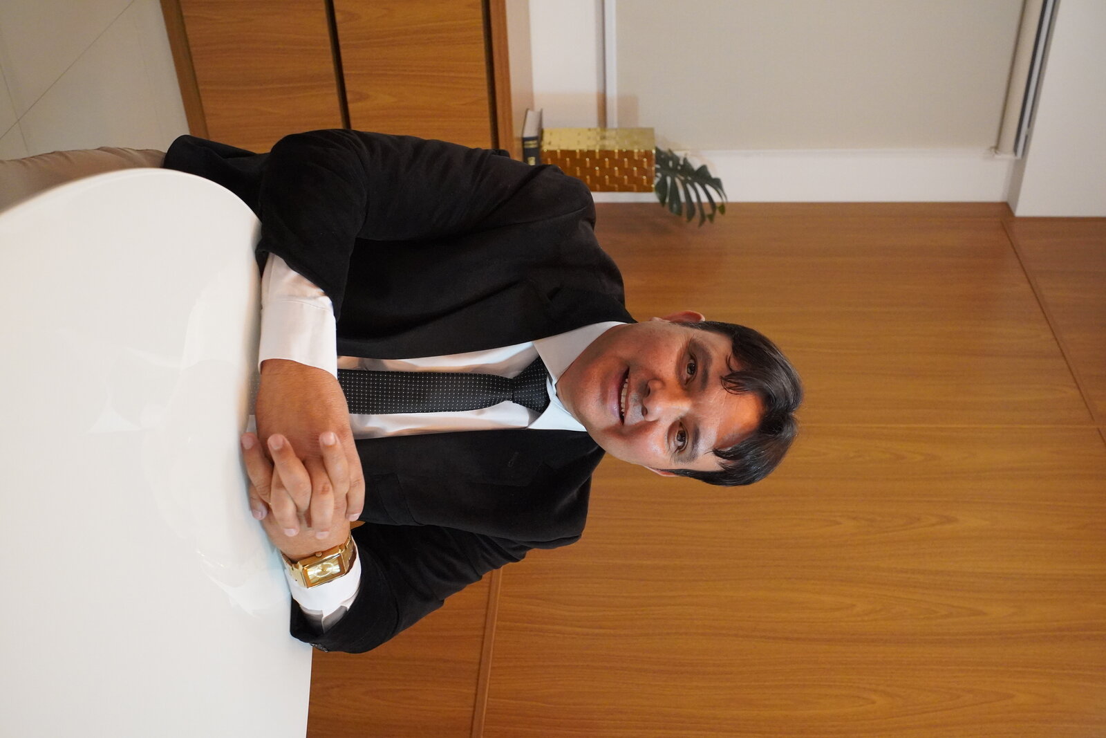 Moisés de Oliveira em ambiente de trabalho